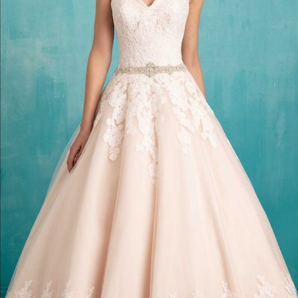 Wedding dress - new, never worn, see size chart - Picture 2 of 8